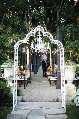 A Sparkling Chandelier Collects Romantic Imageryにて紹介している画像