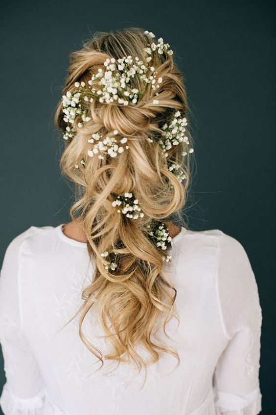 Inspiration from Overseas Brides: A Special Feature on Adorable Hair Arrangements Using Baby's Breath Flowers ✨にて紹介している画像