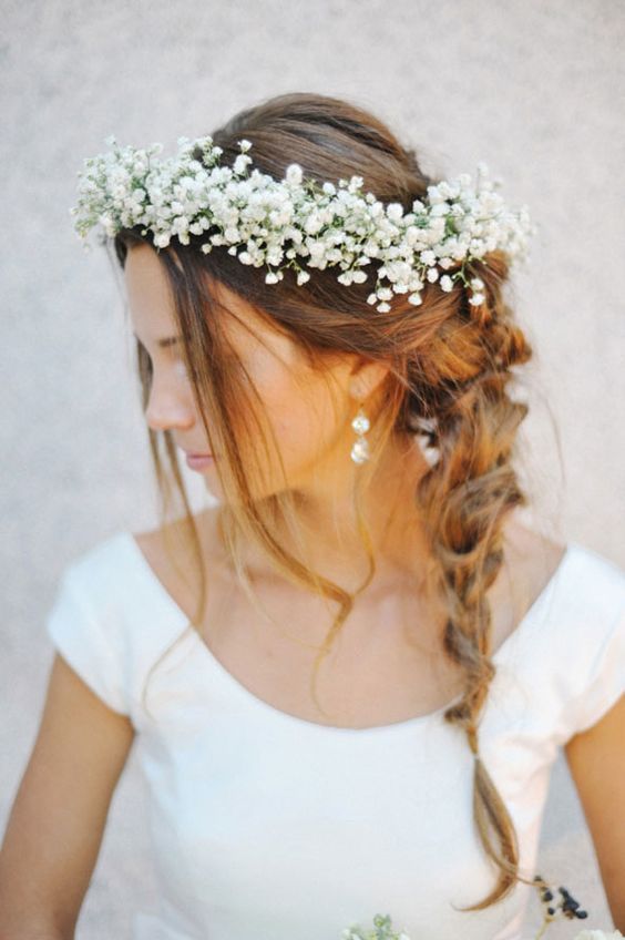 Inspiration from Overseas Brides: A Special Feature on Adorable Hair Arrangements Using Baby's Breath Flowers ✨にて紹介している画像