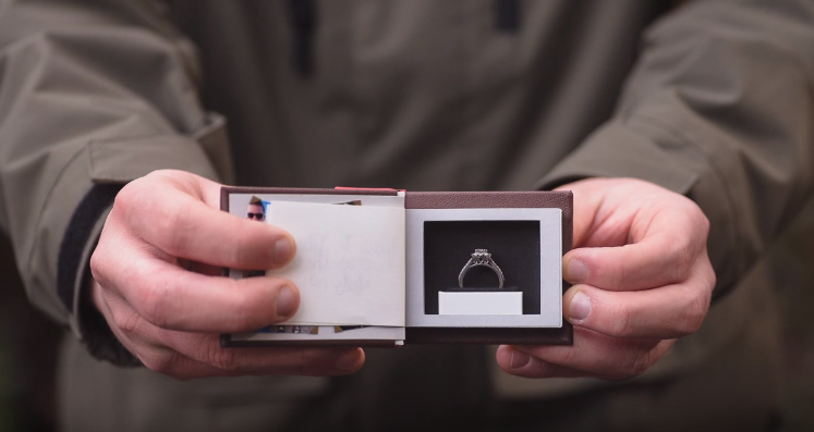 ＼海外発の素敵なエピソード／本型の『プロポーズボックス』を使ったプロポーズが素敵すぎる♡にて紹介している画像