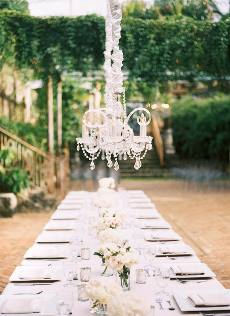 A Sparkling Chandelier Collects Romantic Imageryにて紹介している画像