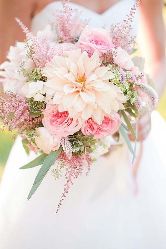Autumn-Inspired Bouquet Showcase: Highlighting Soft Colors with Dusty Pink Accents!にて紹介している画像