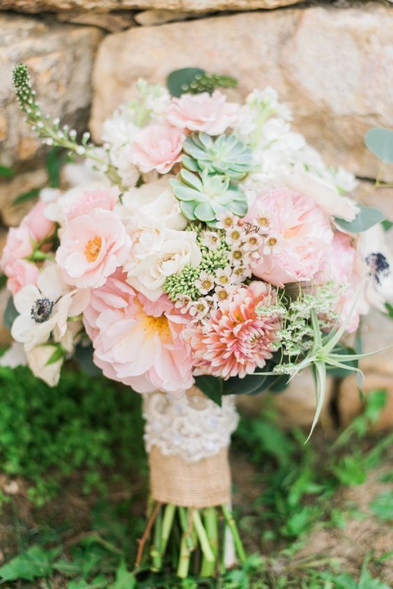 Autumn-Inspired Bouquet Showcase: Highlighting Soft Colors with Dusty Pink Accents!にて紹介している画像