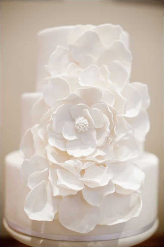 Pure White: A Collection of Snowy White Wedding Cakes ♡にて紹介している画像