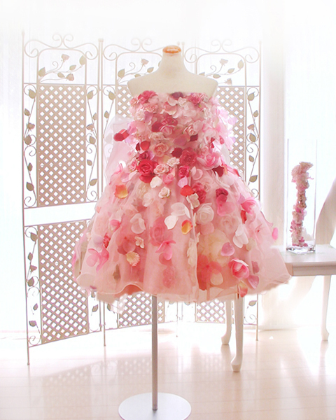 8 Romantic Wedding & Color Dresses from Hanisakura Featuring Flowers and Pink Elements♡にて紹介している画像