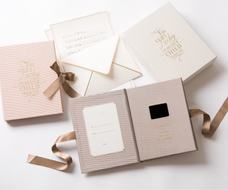 〔今までの感謝と、結婚式の思い出〕を伝える贈り物♡ウェディングムービーブックを両親へ渡そう＊にて紹介している画像