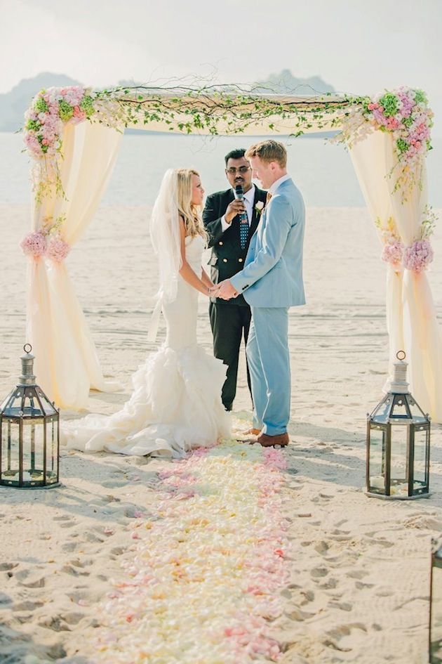 憧れのリゾートウェディング♡ビーチで撮る素敵なウェディングフォトにきゅんにて紹介している画像