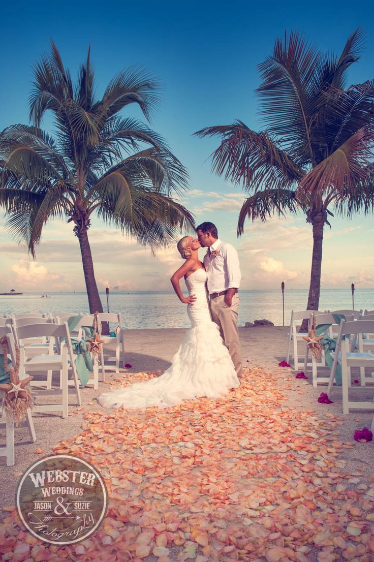 憧れのリゾートウェディング♡ビーチで撮る素敵なウェディングフォトにきゅんにて紹介している画像