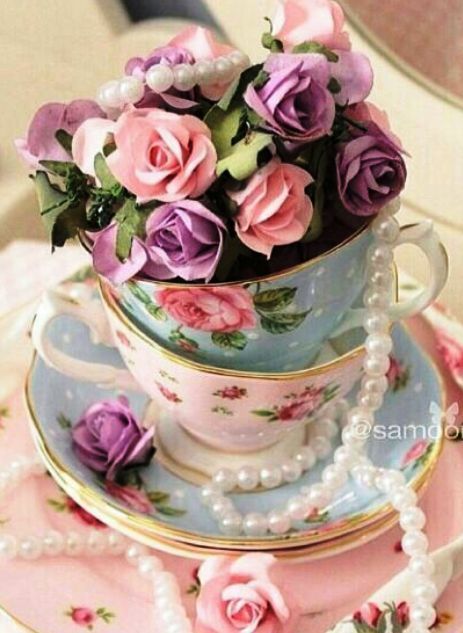 "Filling Teacups with Flowers ♡ Adorable Decorations for Venue Floral Arrangements in Teacups"にて紹介している画像