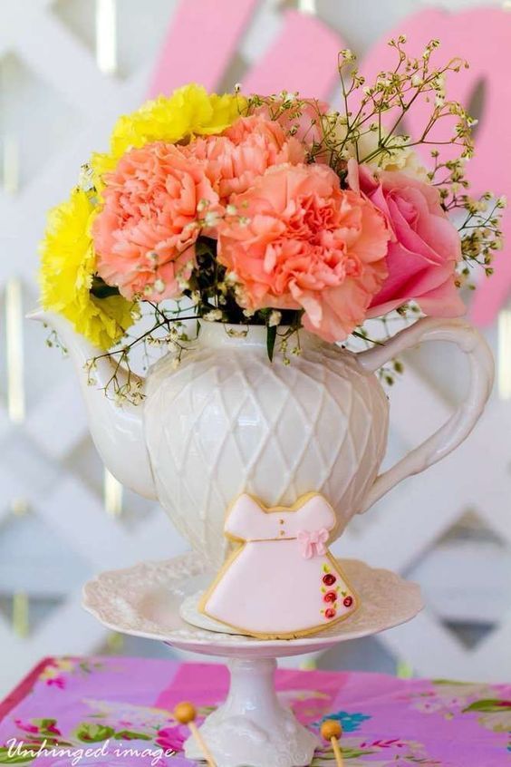 "Filling Teacups with Flowers ♡ Adorable Decorations for Venue Floral Arrangements in Teacups"にて紹介している画像