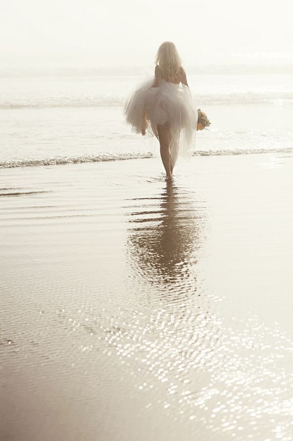 憧れのリゾートウェディング♡ビーチで撮る素敵なウェディングフォトにきゅんにて紹介している画像