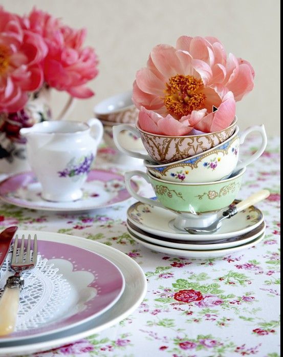 "Filling Teacups with Flowers ♡ Adorable Decorations for Venue Floral Arrangements in Teacups"にて紹介している画像