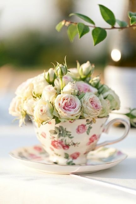 "Filling Teacups with Flowers ♡ Adorable Decorations for Venue Floral Arrangements in Teacups"にて紹介している画像