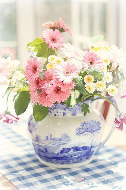 "Filling Teacups with Flowers ♡ Adorable Decorations for Venue Floral Arrangements in Teacups"にて紹介している画像