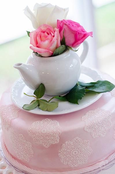 "Filling Teacups with Flowers ♡ Adorable Decorations for Venue Floral Arrangements in Teacups"にて紹介している画像