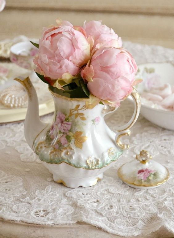 "Filling Teacups with Flowers ♡ Adorable Decorations for Venue Floral Arrangements in Teacups"にて紹介している画像