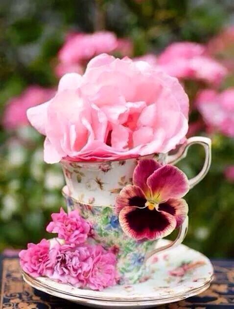 "Filling Teacups with Flowers ♡ Adorable Decorations for Venue Floral Arrangements in Teacups"にて紹介している画像
