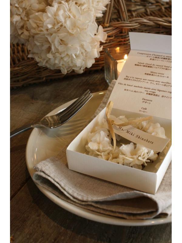 お花屋さんがつくるペーパーアイテム＊〔ジィール〕の席札が可愛くて画期的すぎる…！♡にて紹介している画像