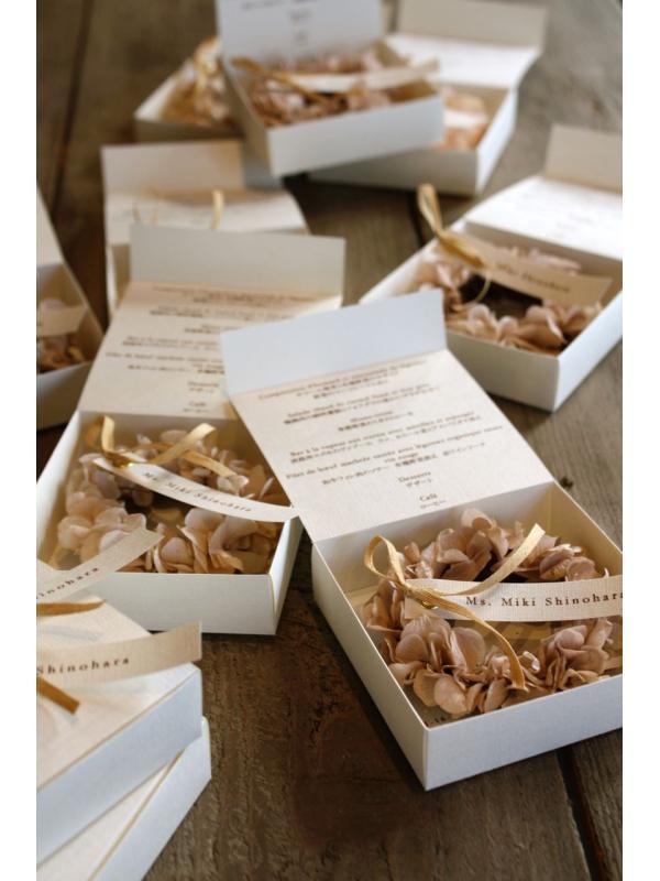 お花屋さんがつくるペーパーアイテム＊〔ジィール〕の席札が可愛くて画期的すぎる…！♡にて紹介している画像