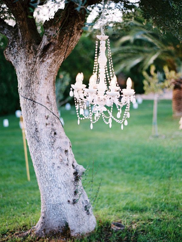 A Sparkling Chandelier Collects Romantic Imageryにて紹介している画像