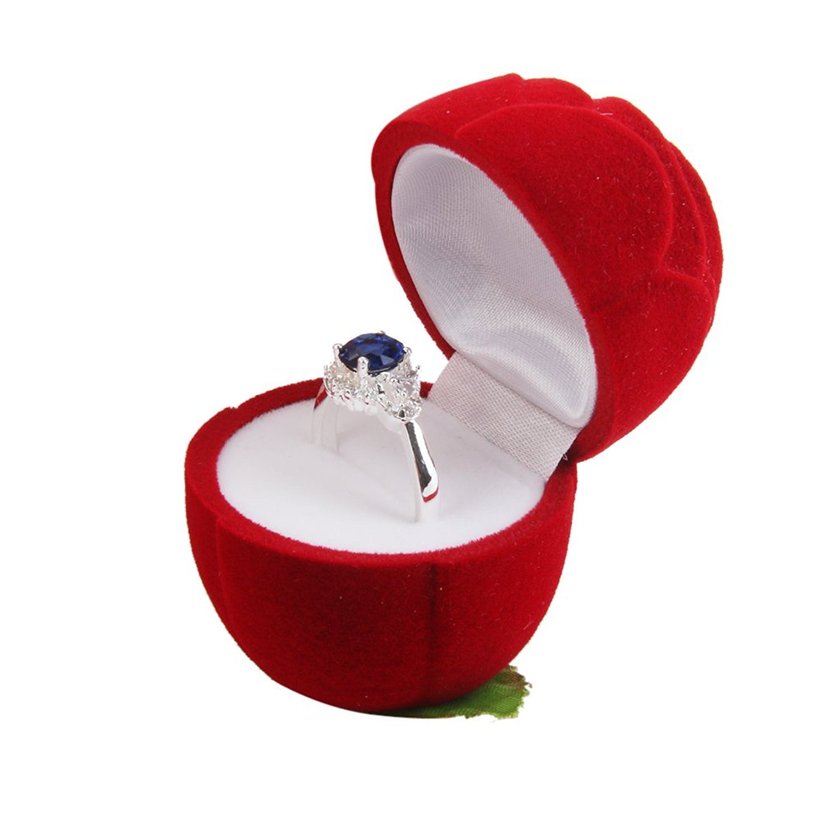 "Stunningly Unique: A Ring Emerges from a Rose!? The Adorable Charm of Using a Rose Ring Pillow as a Photo Prop ♡"にて紹介している画像