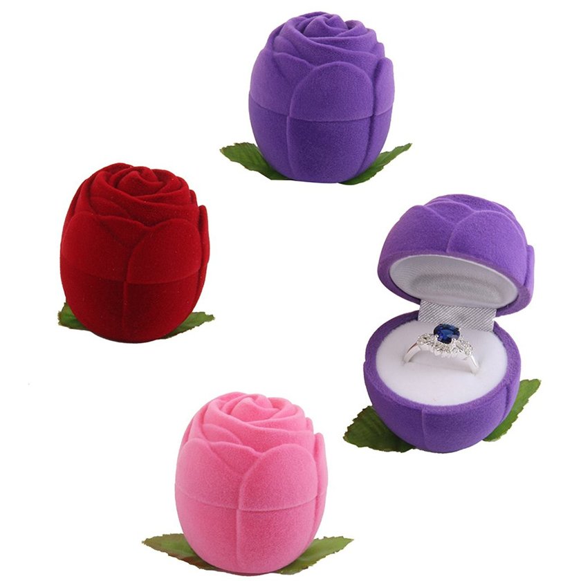 "Stunningly Unique: A Ring Emerges from a Rose!? The Adorable Charm of Using a Rose Ring Pillow as a Photo Prop ♡"にて紹介している画像