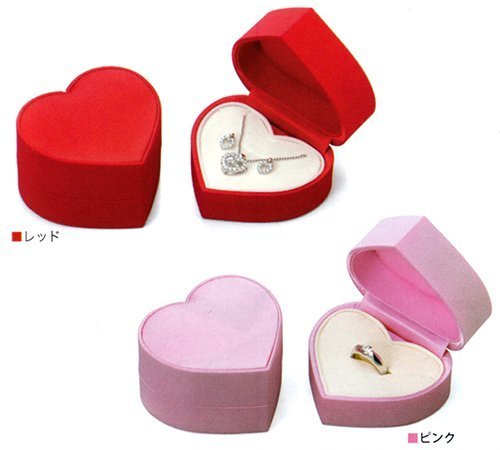 "Stunningly Unique: A Ring Emerges from a Rose!? The Adorable Charm of Using a Rose Ring Pillow as a Photo Prop ♡"にて紹介している画像