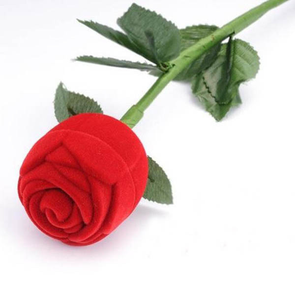 "Stunningly Unique: A Ring Emerges from a Rose!? The Adorable Charm of Using a Rose Ring Pillow as a Photo Prop ♡"にて紹介している画像