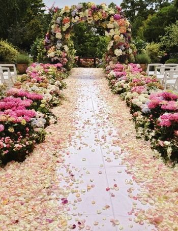 ロマンチックで憧れちゃう♡魅力いっぱいのバージンロードデコレーション特集✳︎にて紹介している画像