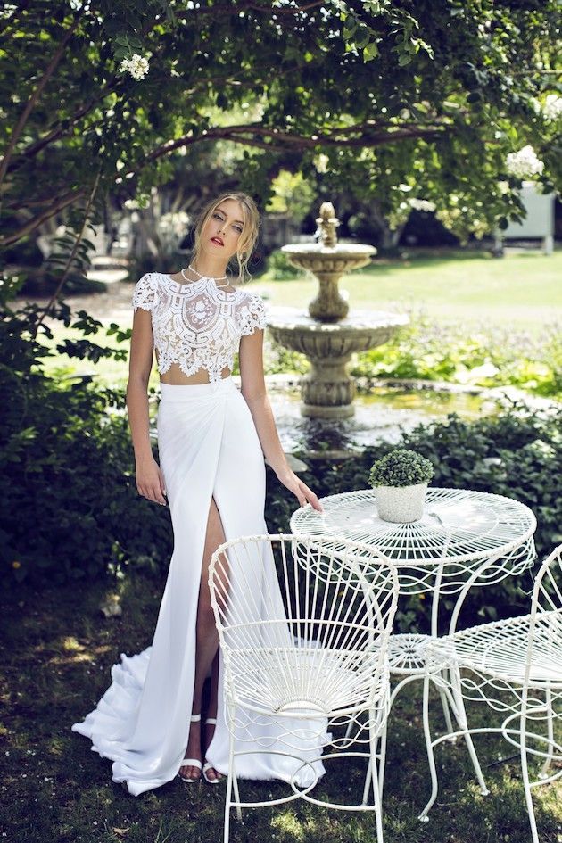 "Stunning Bold Slits: Sexy Wedding Dresses to Elevate Your Feminine Charm"にて紹介している画像