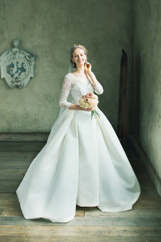 10 Stunning Images of Wedding Dresses with Sleeves Inspired by Classical Design ♡にて紹介している画像