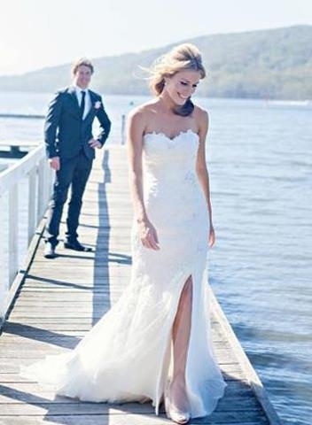 "Stunning Bold Slits: Sexy Wedding Dresses to Elevate Your Feminine Charm"にて紹介している画像