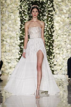 "Stunning Bold Slits: Sexy Wedding Dresses to Elevate Your Feminine Charm"にて紹介している画像