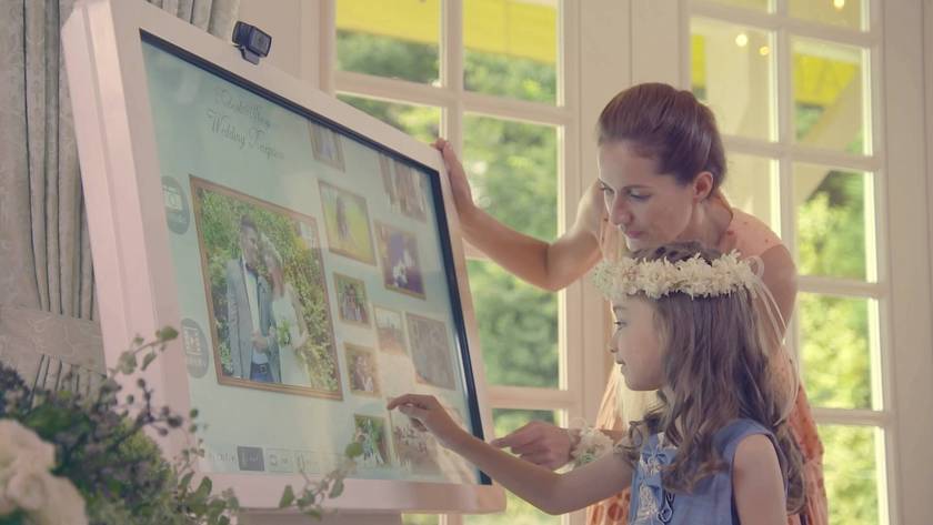 Next-Generation Welcome Board?! Prank Photo Booth at Wedding Venues?! The Amazing Happy Touch Display!にて紹介している画像