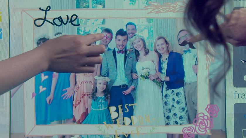 Next-Generation Welcome Board?! Prank Photo Booth at Wedding Venues?! The Amazing Happy Touch Display!にて紹介している画像