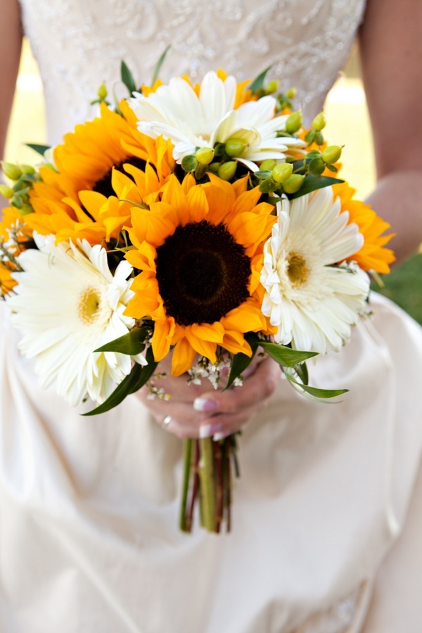 いつも陽の向く方に顔をあげて♡元気いっぱいな向日葵のブーケをあつめました♡にて紹介している画像