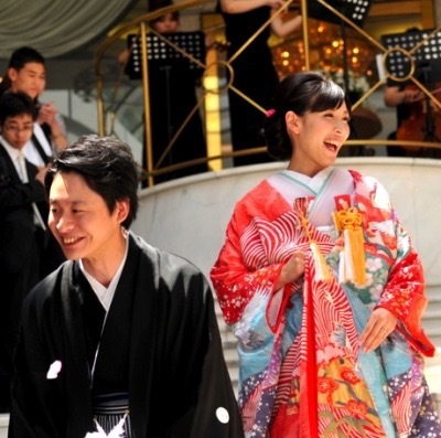 Learning from CUCURU's Senior Brides: A Collection of Personal Coordinations with Color Uchikake and Shiromuku ♡にて紹介している画像