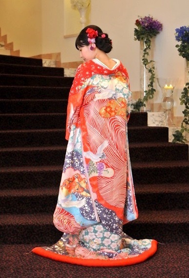Learning from CUCURU's Senior Brides: A Collection of Personal Coordinations with Color Uchikake and Shiromuku ♡にて紹介している画像