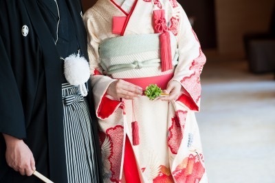 Learning from CUCURU's Senior Brides: A Collection of Personal Coordinations with Color Uchikake and Shiromuku ♡にて紹介している画像