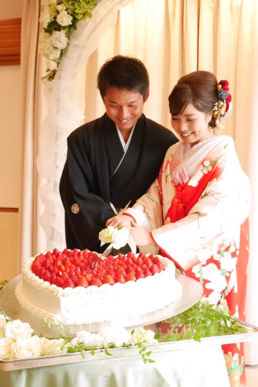 Learning from CUCURU's Senior Brides: A Collection of Personal Coordinations with Color Uchikake and Shiromuku ♡にて紹介している画像