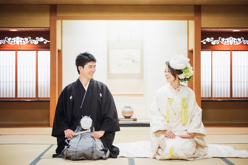 Learning from CUCURU's Senior Brides: A Collection of Personal Coordinations with Color Uchikake and Shiromuku ♡にて紹介している画像