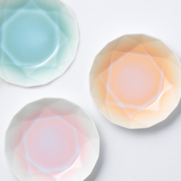 "Despite Being This Cute, Only 1,000 Yen Each! The Gem-like Arita Porcelain 'ARITA JEWEL' I Want to Use as Wedding Favors!"にて紹介している画像