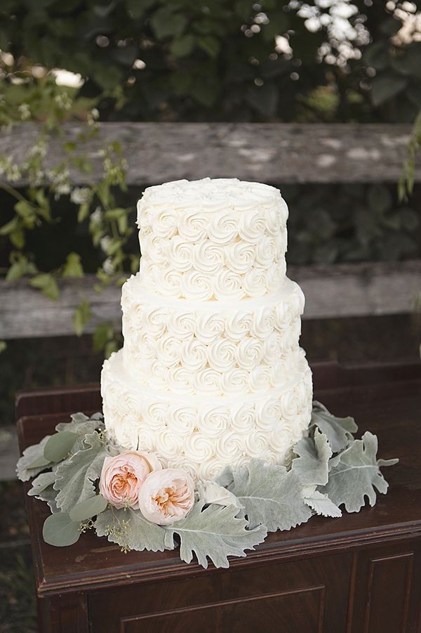 Pure White: A Collection of Snowy White Wedding Cakes ♡にて紹介している画像