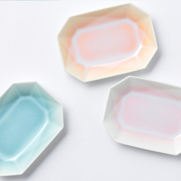 "Despite Being This Cute, Only 1,000 Yen Each! The Gem-like Arita Porcelain 'ARITA JEWEL' I Want to Use as Wedding Favors!"にて紹介している画像