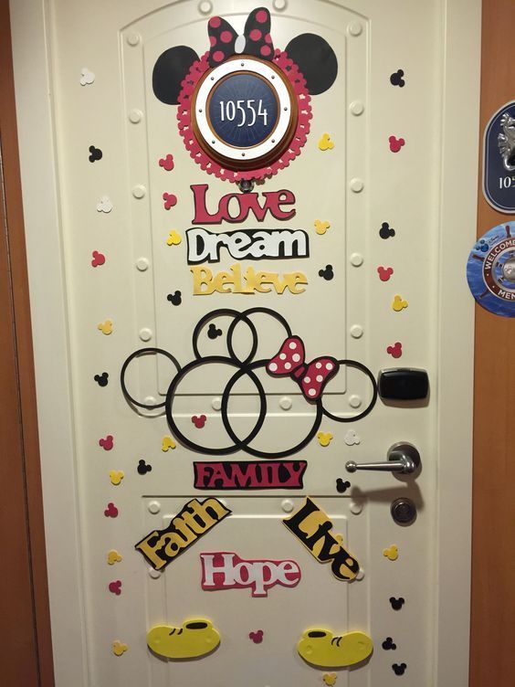 "Stunning Door Décor Inspired by Wedding Venues: The Trendy Door Decorations at Disney Cruise Line!"にて紹介している画像