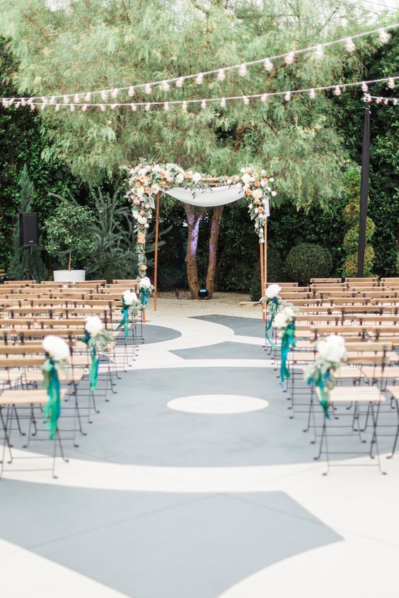 "Don't Struggle Alone: Who Do Experienced Brides Turn to for Support When Preparing for Their Wedding?"にて紹介している画像