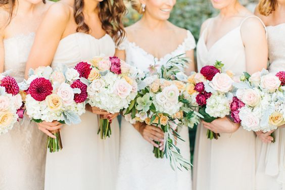 "Don't Struggle Alone: Who Do Experienced Brides Turn to for Support When Preparing for Their Wedding?"にて紹介している画像