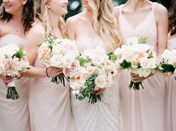 "Don't Struggle Alone: Who Do Experienced Brides Turn to for Support When Preparing for Their Wedding?"にて紹介している画像