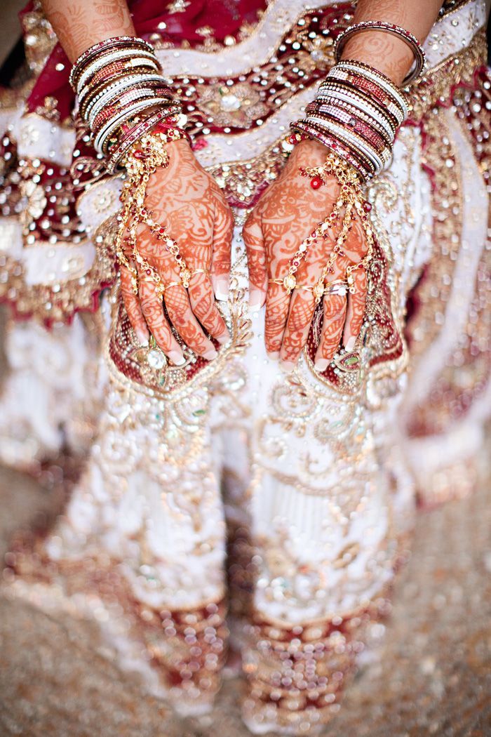 RED&WHITEでおめでたい！happyな紅白カラーに身を包んだ花嫁さんcollectionにて紹介している画像