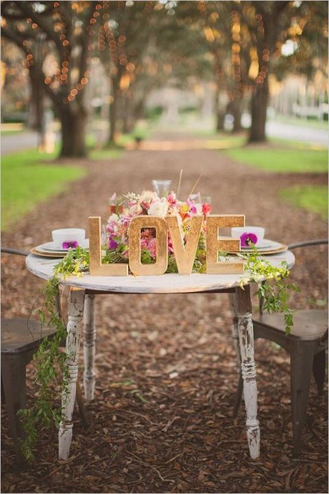10 Charming Round Table Ideas for a Close-Knit Atmosphere at Your Overseas Wedding ♩にて紹介している画像